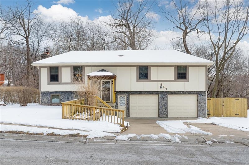 917 NW Valley Ln, Riverside, MO 64150