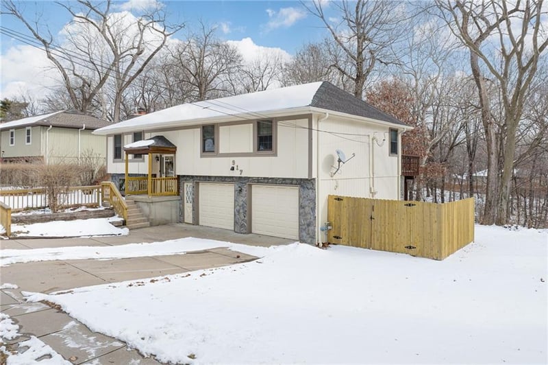 917 NW Valley Ln, Riverside, MO 64150