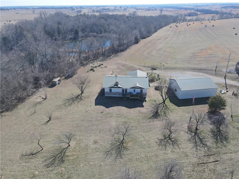33670 31 Hw, Kincaid, KS 66039
