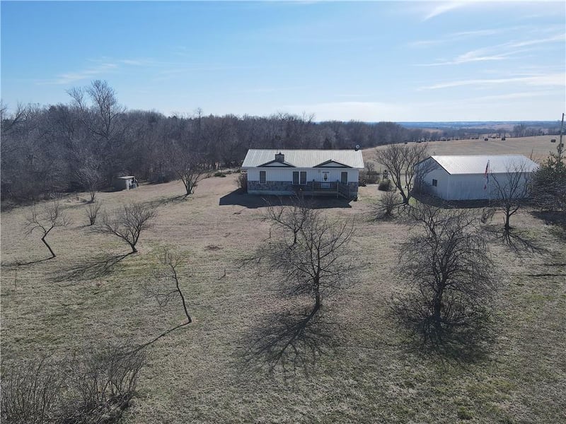 33670 31 Hw, Kincaid, KS 66039
