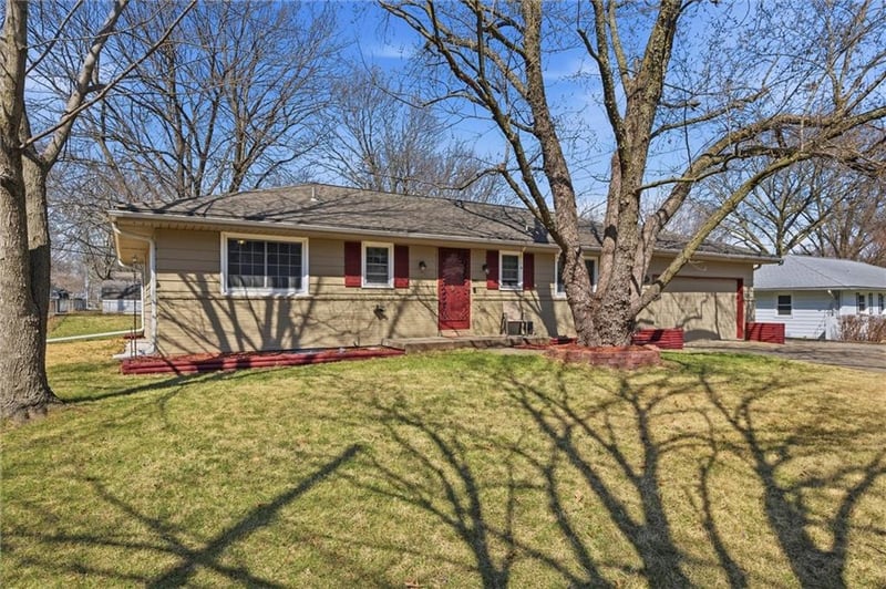 713 Sunset Dr, Olathe, KS 66061