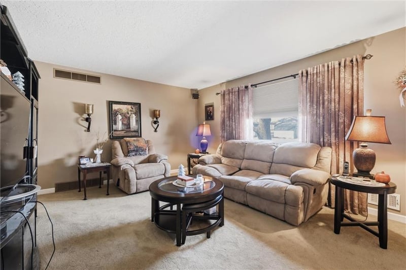 713 Sunset Dr, Olathe, KS 66061
