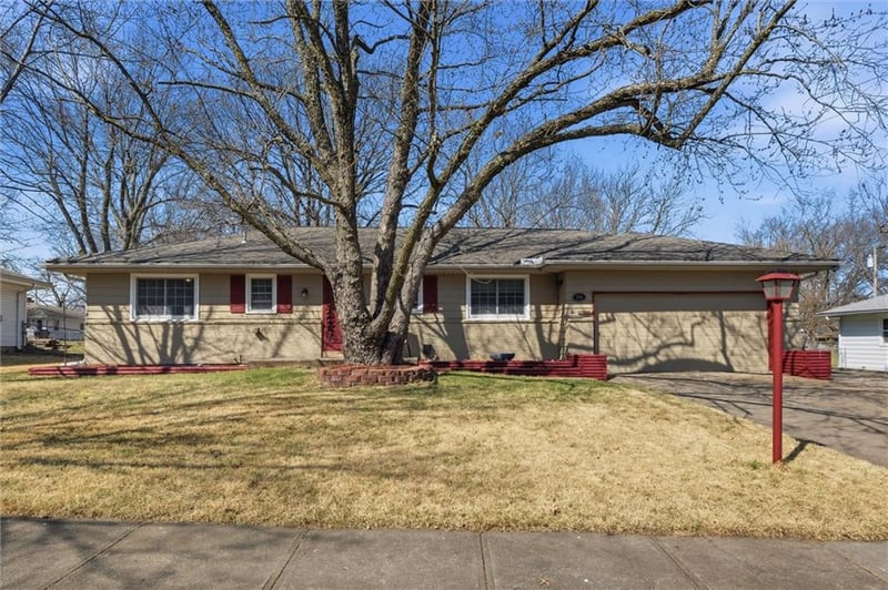713 Sunset Dr, Olathe, KS 66061