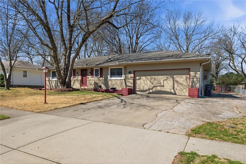 713 Sunset Dr, Olathe, KS 66061