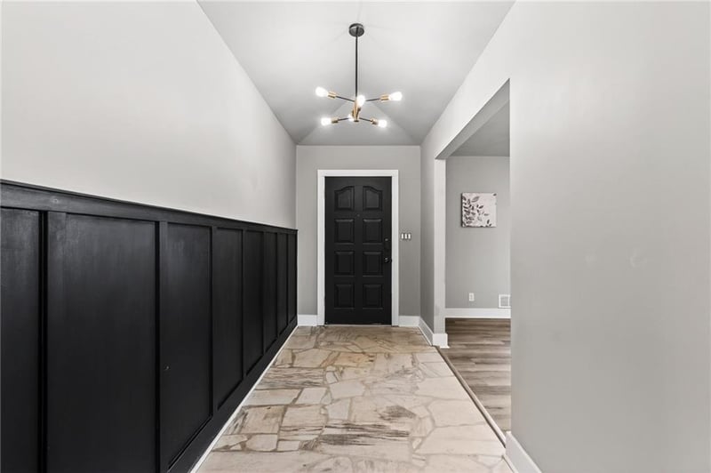 10437 Grand Ave, Kansas City, MO 64114