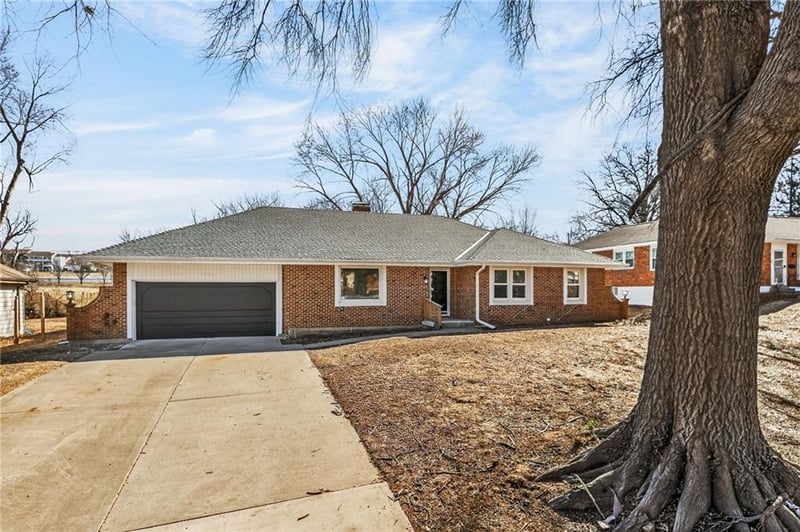 10437 Grand Ave, Kansas City, MO 64114