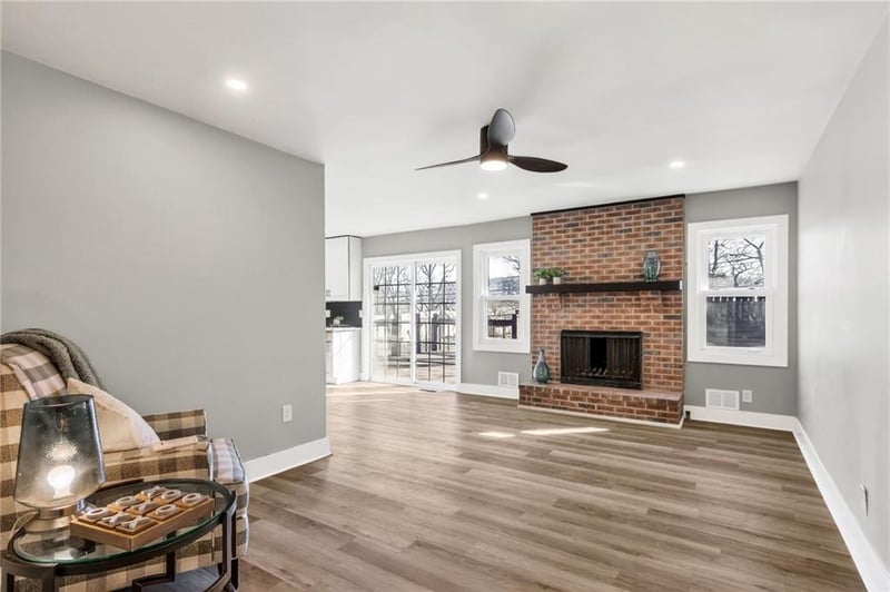 10437 Grand Ave, Kansas City, MO 64114