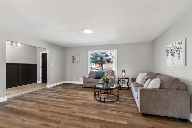 10437 Grand Ave, Kansas City, MO 64114