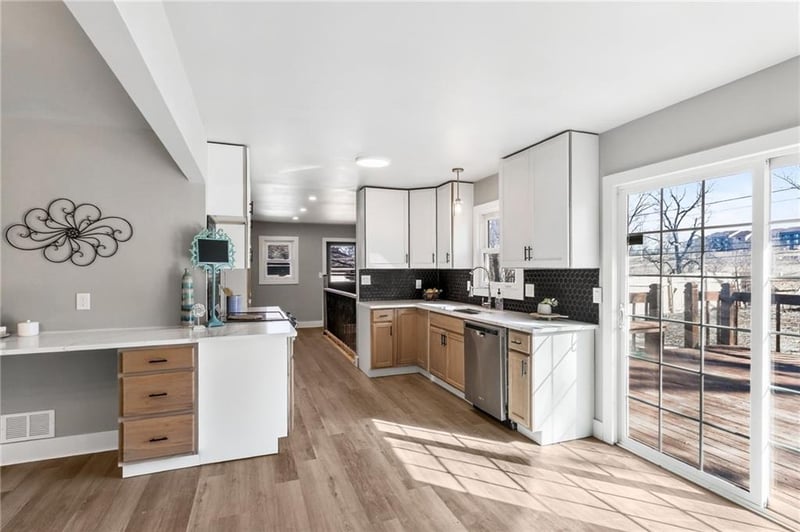 10437 Grand Ave, Kansas City, MO 64114