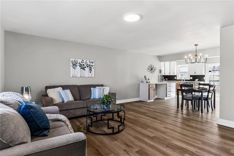 10437 Grand Ave, Kansas City, MO 64114