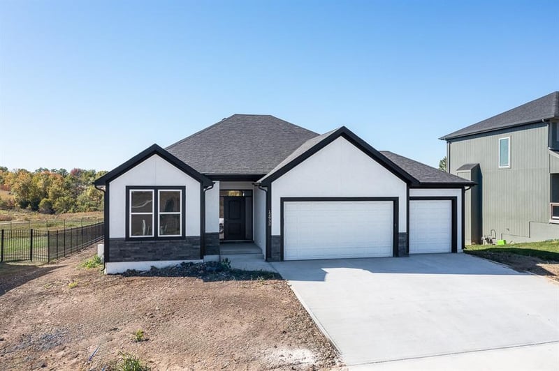 1667 156th St, Basehor, KS 66007