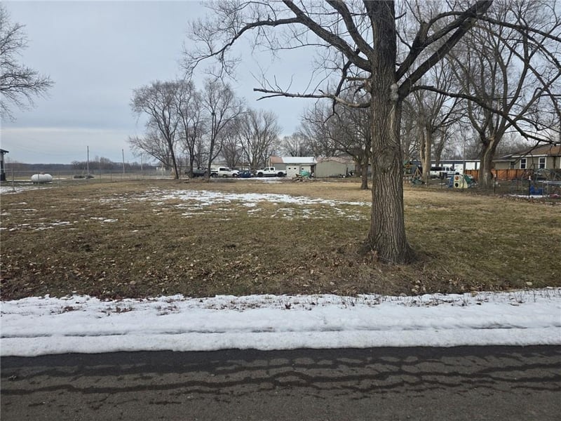 725 Pearl St, East Lynne, MO 64743