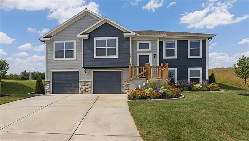 608 Wild Lupine Ln, Raymore, MO 64083