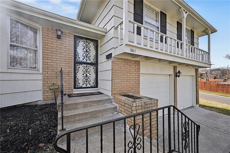 301 107th Ter, Kansas City, MO 64114