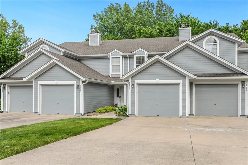 6033 Moonstone Dr, Lee's Summit, MO 64064