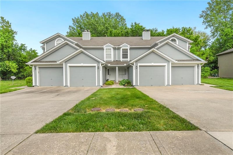6033 Moonstone Dr, Lee's Summit, MO 64064
