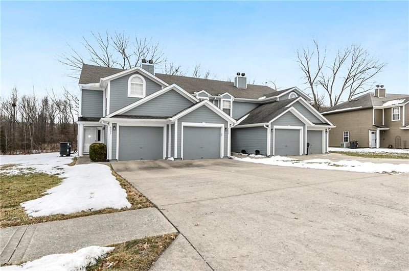 6033 Moonstone Dr, Lee's Summit, MO 64064