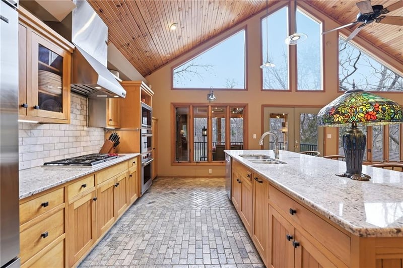 806 Red Bridge Rd, Kansas City, MO 64114