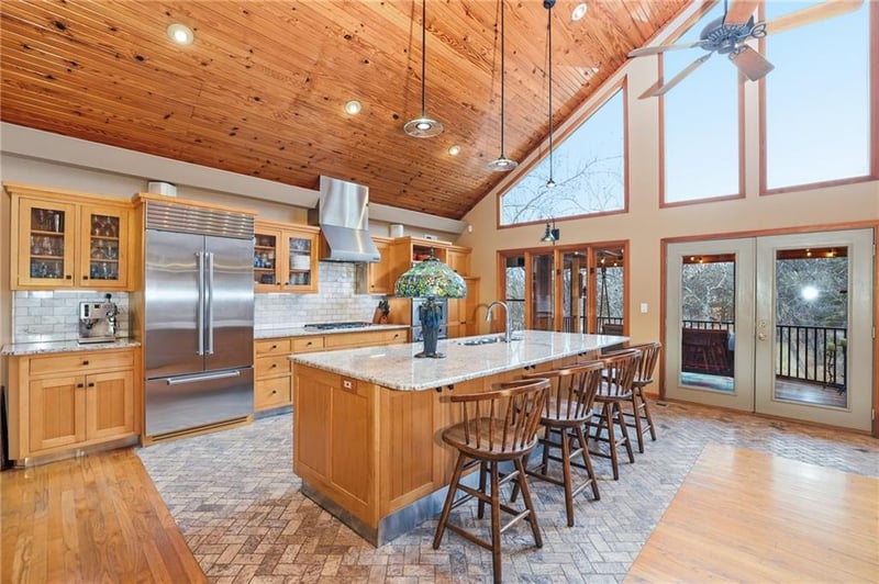 806 Red Bridge Rd, Kansas City, MO 64114