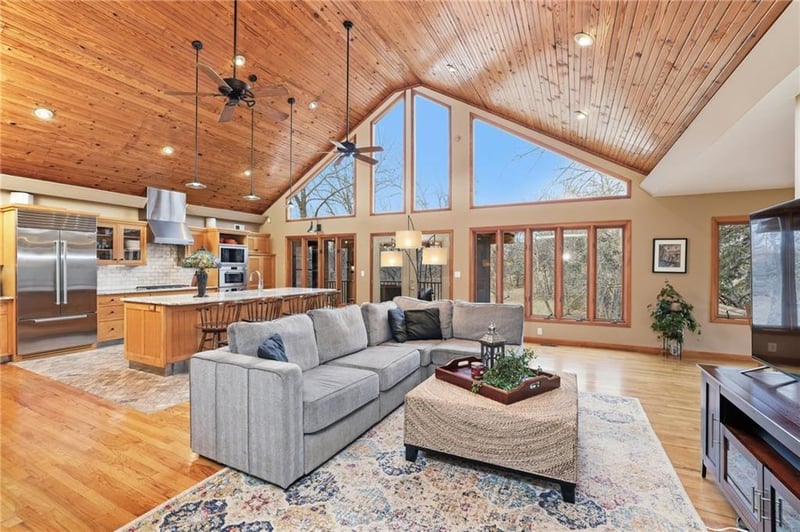 806 Red Bridge Rd, Kansas City, MO 64114