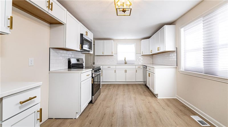808 Russell Rd, Kansas City, MO 64116
