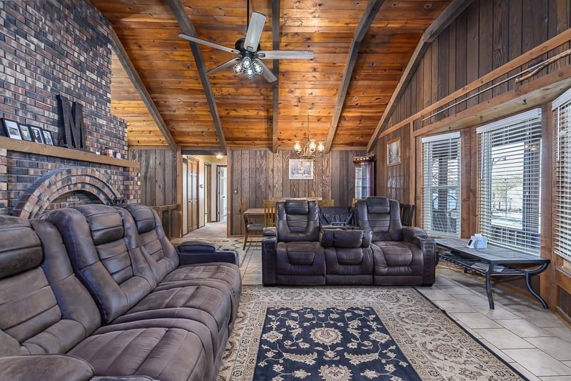 16551 Hollingsworth Rd, Basehor, KS 66007