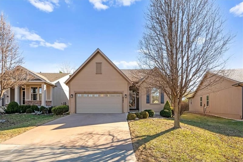 9047 Meadow View Dr, Lenexa, KS 66227