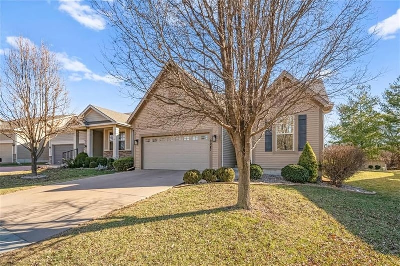9047 Meadow View Dr, Lenexa, KS 66227