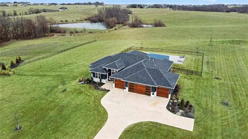 14251 Cattle Ranch Dr, Smithville, MO 64089