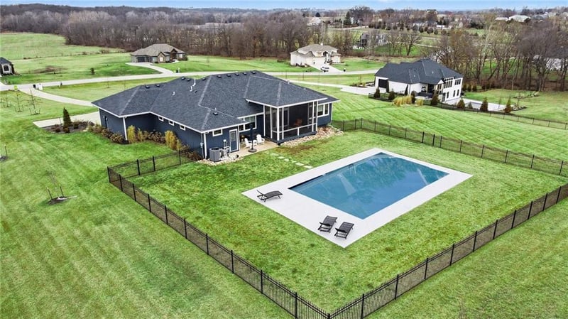 14251 Cattle Ranch Dr, Smithville, MO 64089