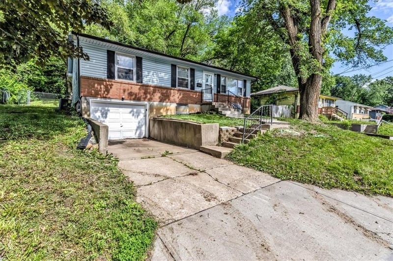 425 Maple St, Liberty, MO 64068