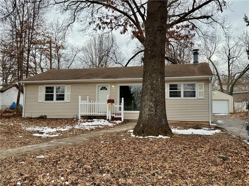 223 Bannister Rd, Kansas City, MO 64114