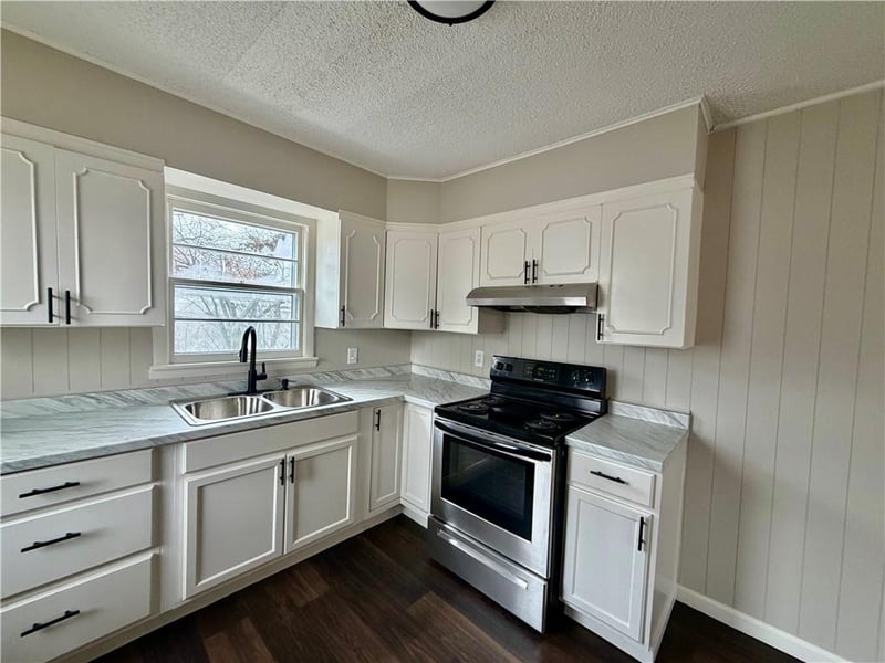 223 Bannister Rd, Kansas City, MO 64114