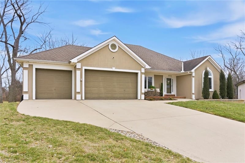 9705 Leslie Ave, Kansas City, MO 64139