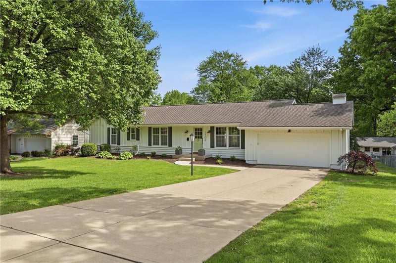 2309 104th St, Leawood, KS 66206