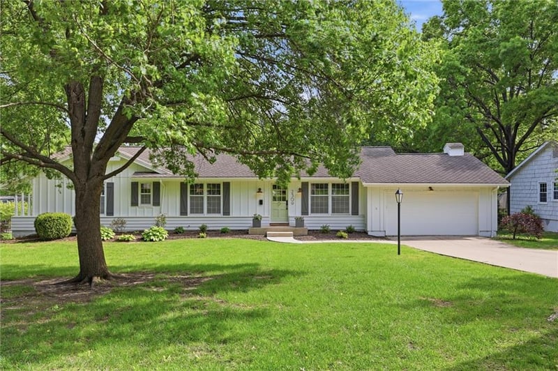 2309 104th St, Leawood, KS 66206
