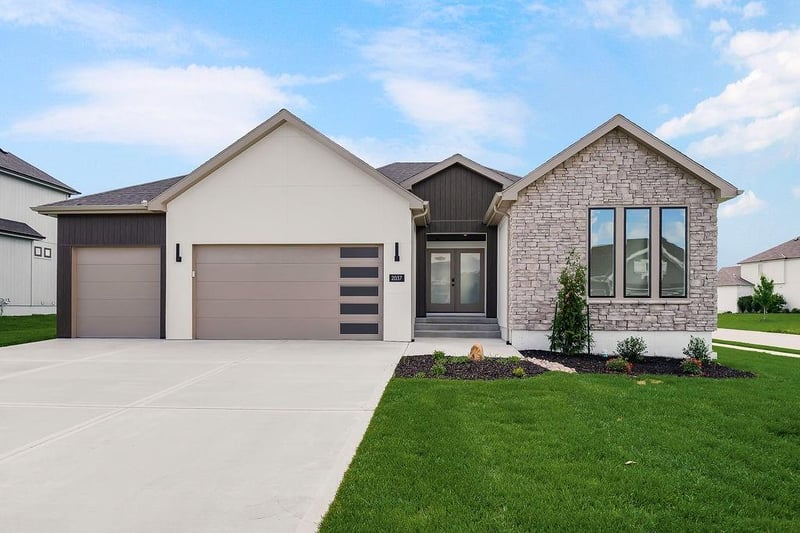 2037 Red Barn Ln, Lee's Summit, MO 64082