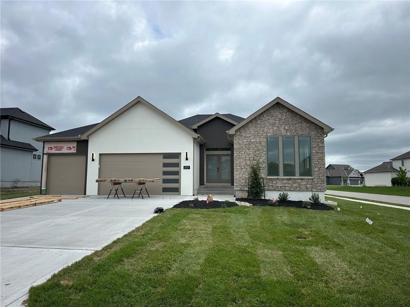 2037 Red Barn Ln, Lee's Summit, MO 64082