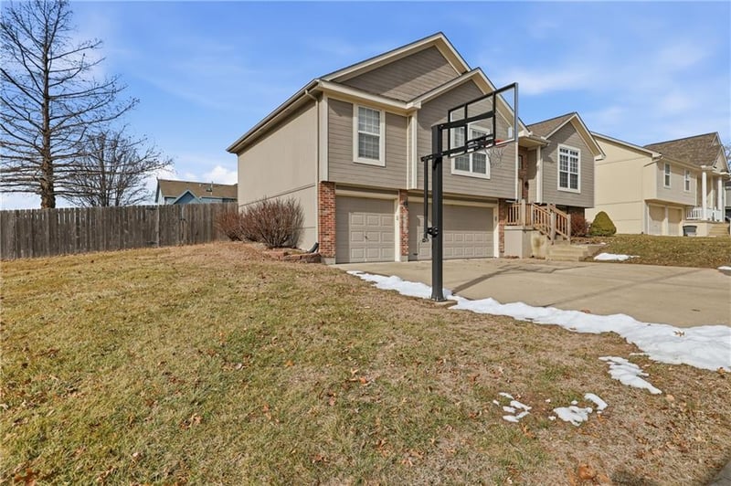 1810 Bradford Ct, Grain Valley, MO 64029