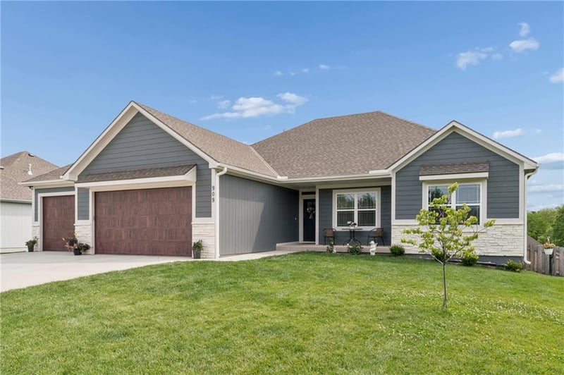 909 Captain Merriman Dr, Freeman, MO 64746