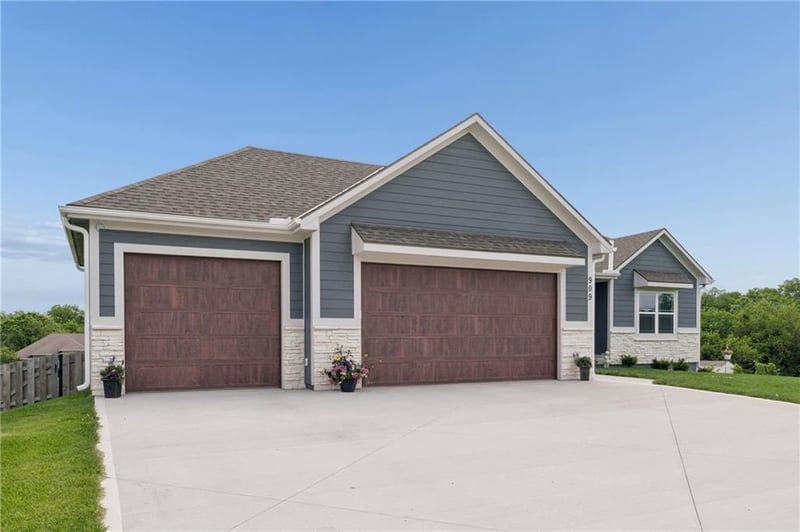 909 Captain Merriman Dr, Freeman, MO 64746