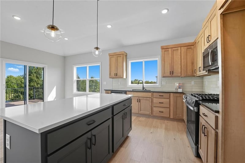 1921 Hightown Dr, Lee's Summit, MO 64082