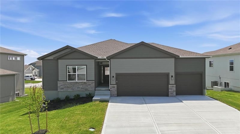 1921 SW Hightown Dr, Lee's Summit, MO 64082