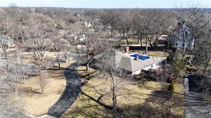 8601 Juniper Ln, Prairie Village, KS 66207