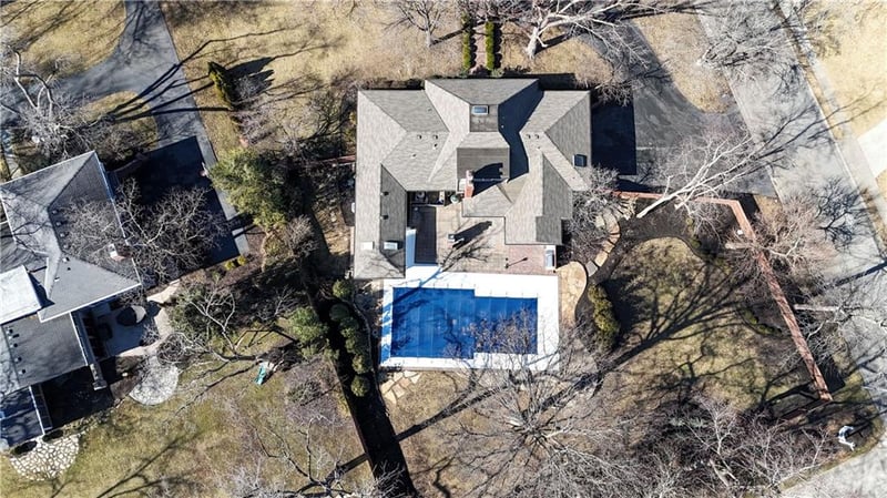 8601 Juniper Ln, Prairie Village, KS 66207