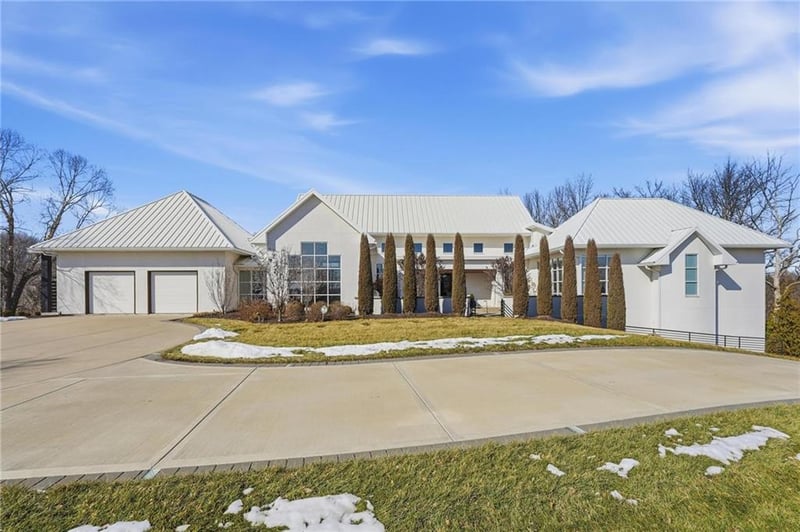 6949 Watson's Country Ln, Parkville, MO 64152