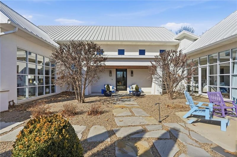 6949 Watson's Country Ln, Parkville, MO 64152