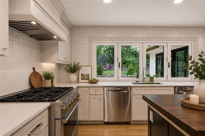 2832 91st St, Leawood, KS 66206