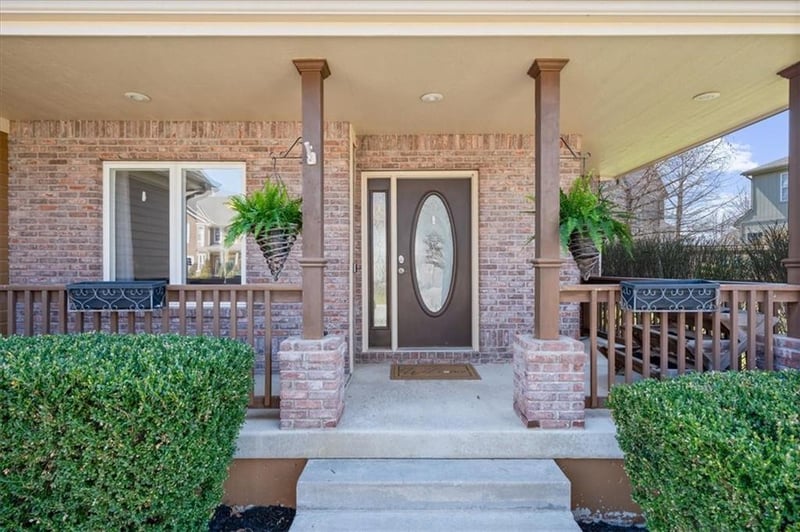 2716 Regal Dr, Lee's Summit, MO 64082