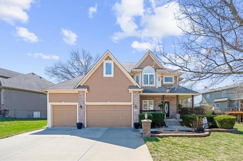 2716 Regal Dr, Lee's Summit, MO 64082